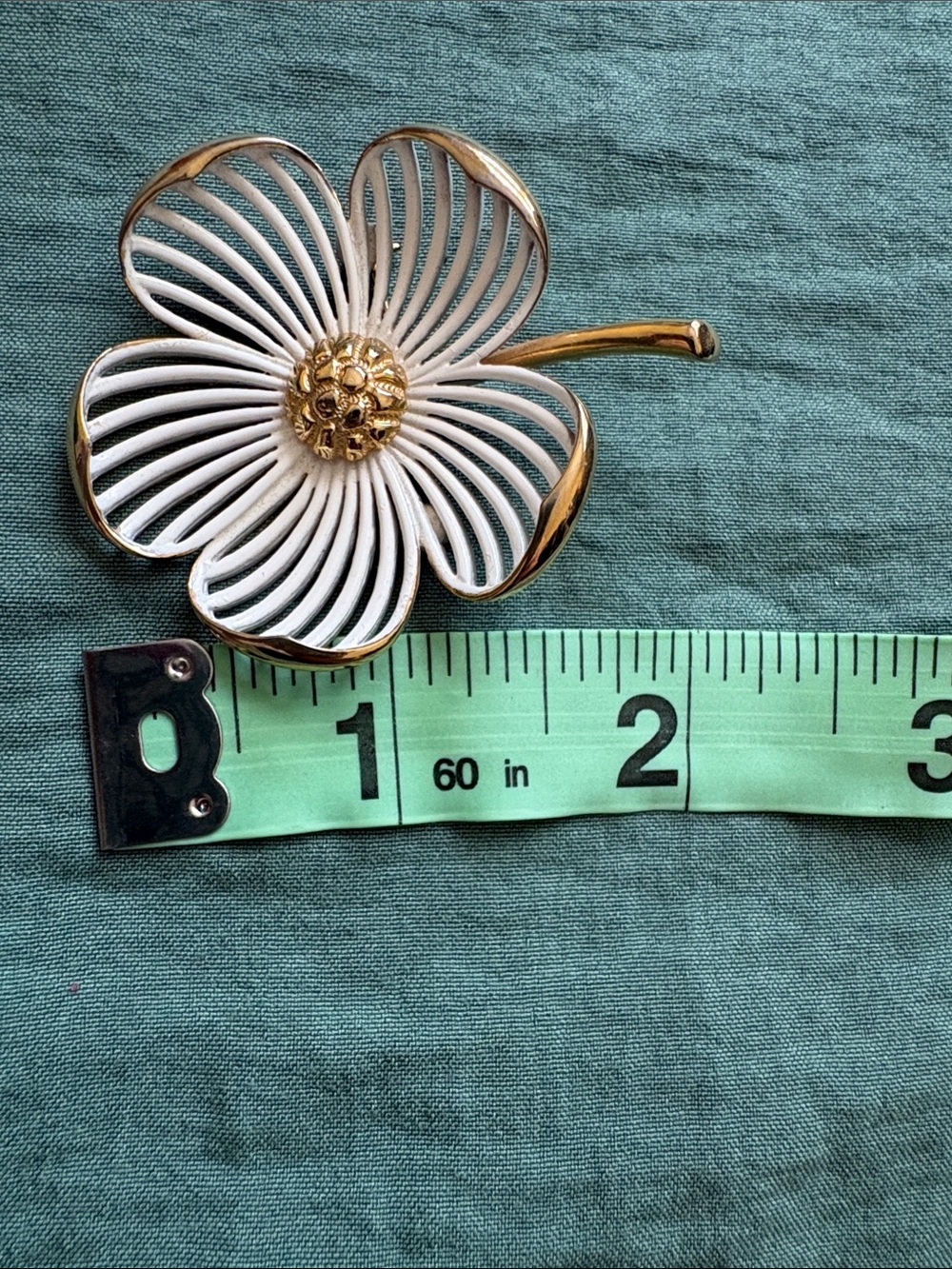 Monet White and Gold Enamel Flower Brooch - Picture 12 of 13